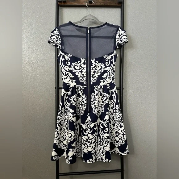 🚨 B. Darlin Navy/White Abstract Dress. Size 7/8. - Picture 6 of 8